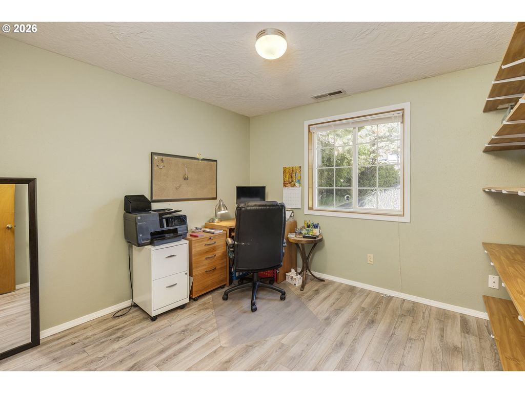 Image 15 of property listing at 14850 Sw HIDDEN HILLS Rd, Mc Minnville, OR 97128