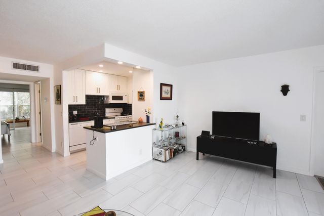 4501 S Ocean Boulevard E5, Lantana, FL 33480