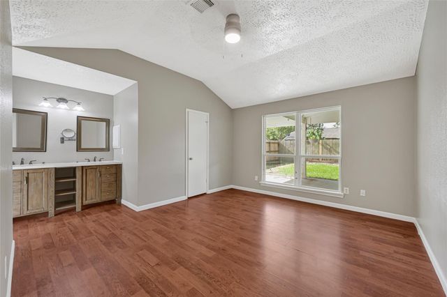 5625 Sugar Creek Drive, La Porte, TX 77571