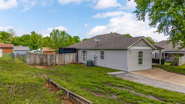 513 W 6th Street, Grove, OK 74344