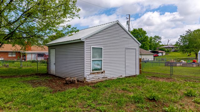 513 W 6th Street, Grove, OK 74344