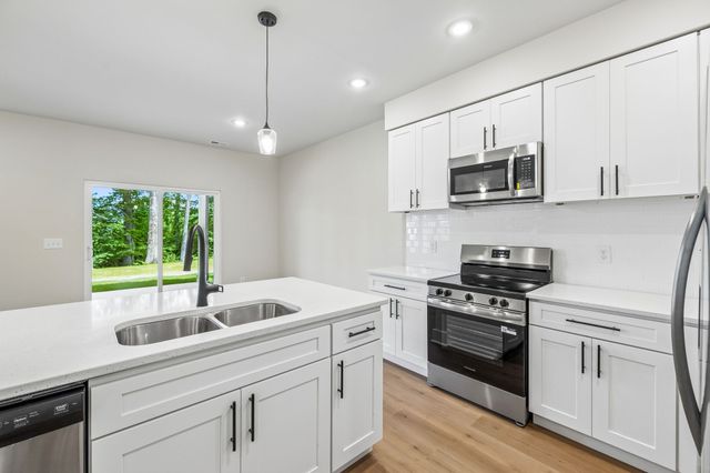 1064 Stagecoach Dr, White House, TN 37188