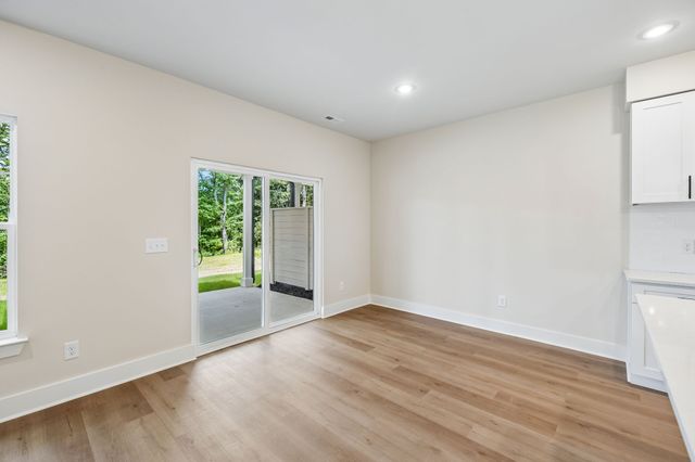 1064 Stagecoach Dr, White House, TN 37188