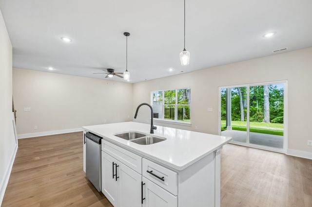 1064 Stagecoach Dr, White House, TN 37188