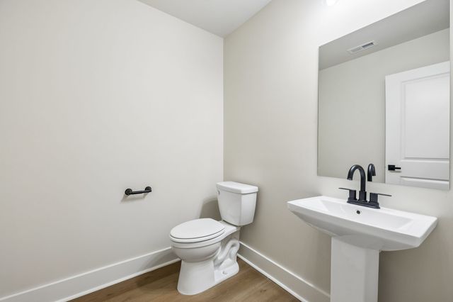1064 Stagecoach Dr, White House, TN 37188