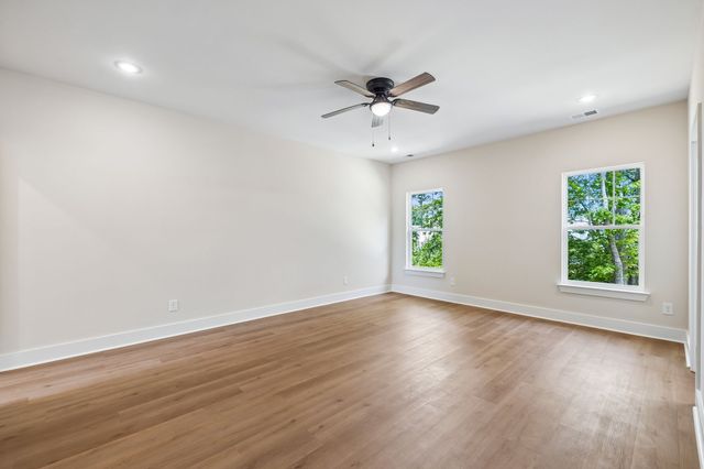 1064 Stagecoach Dr, White House, TN 37188