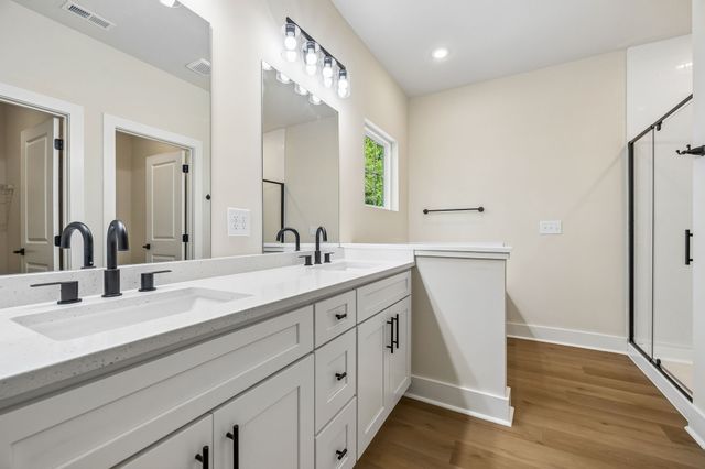 1064 Stagecoach Dr, White House, TN 37188