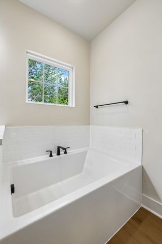 1064 Stagecoach Dr, White House, TN 37188