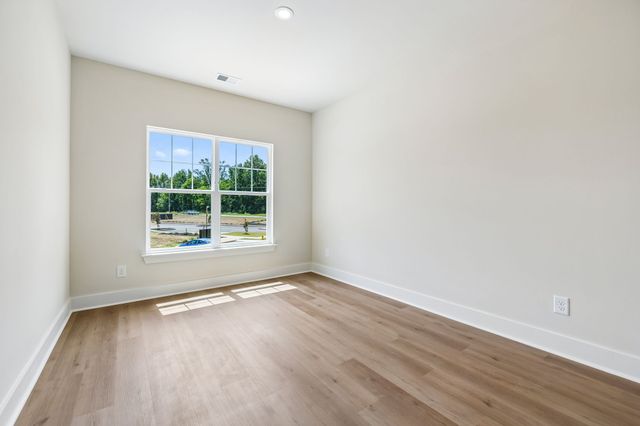 1064 Stagecoach Dr, White House, TN 37188