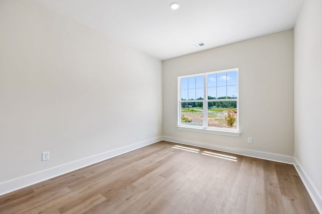 1064 Stagecoach Dr, White House, TN 37188