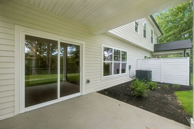 1064 Stagecoach Dr, White House, TN 37188