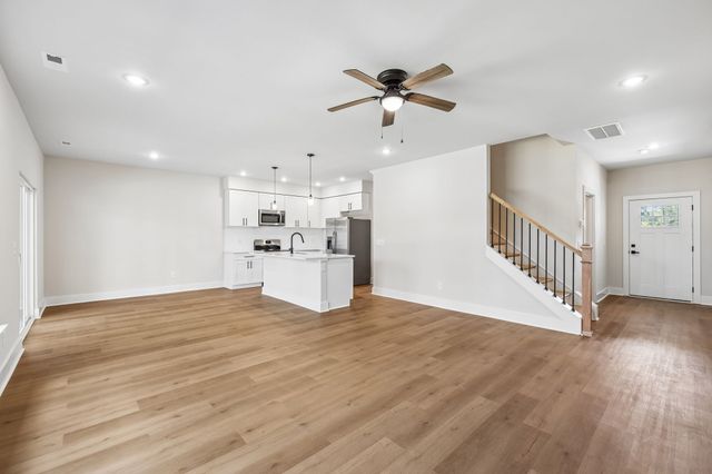 1064 Stagecoach Dr, White House, TN 37188