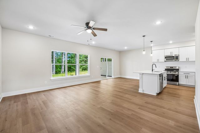 1064 Stagecoach Dr, White House, TN 37188