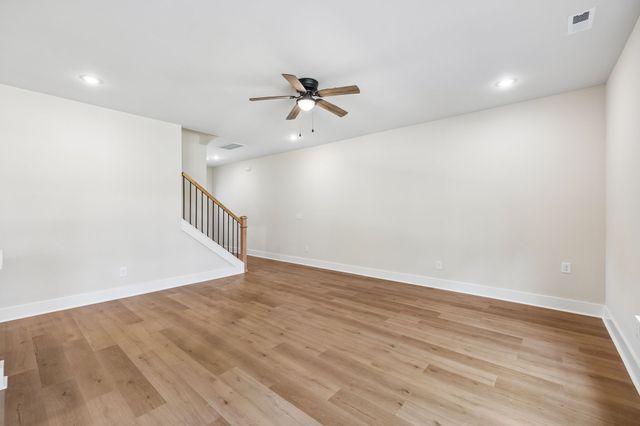 1064 Stagecoach Dr, White House, TN 37188