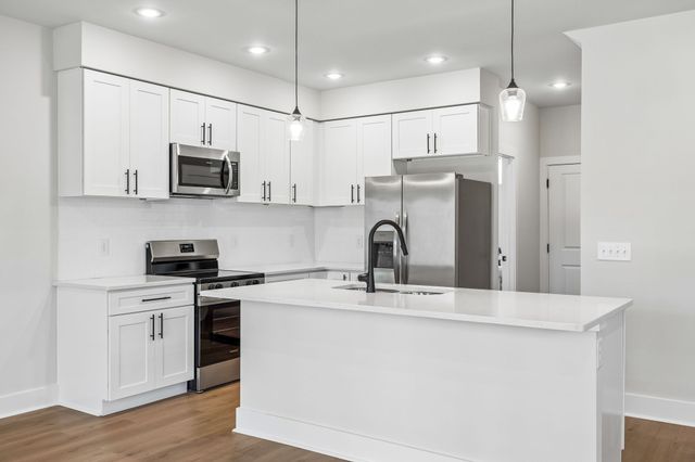 1064 Stagecoach Dr, White House, TN 37188