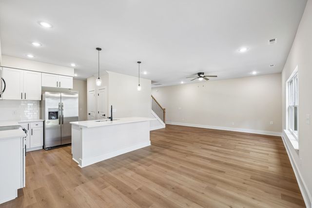 1064 Stagecoach Dr, White House, TN 37188