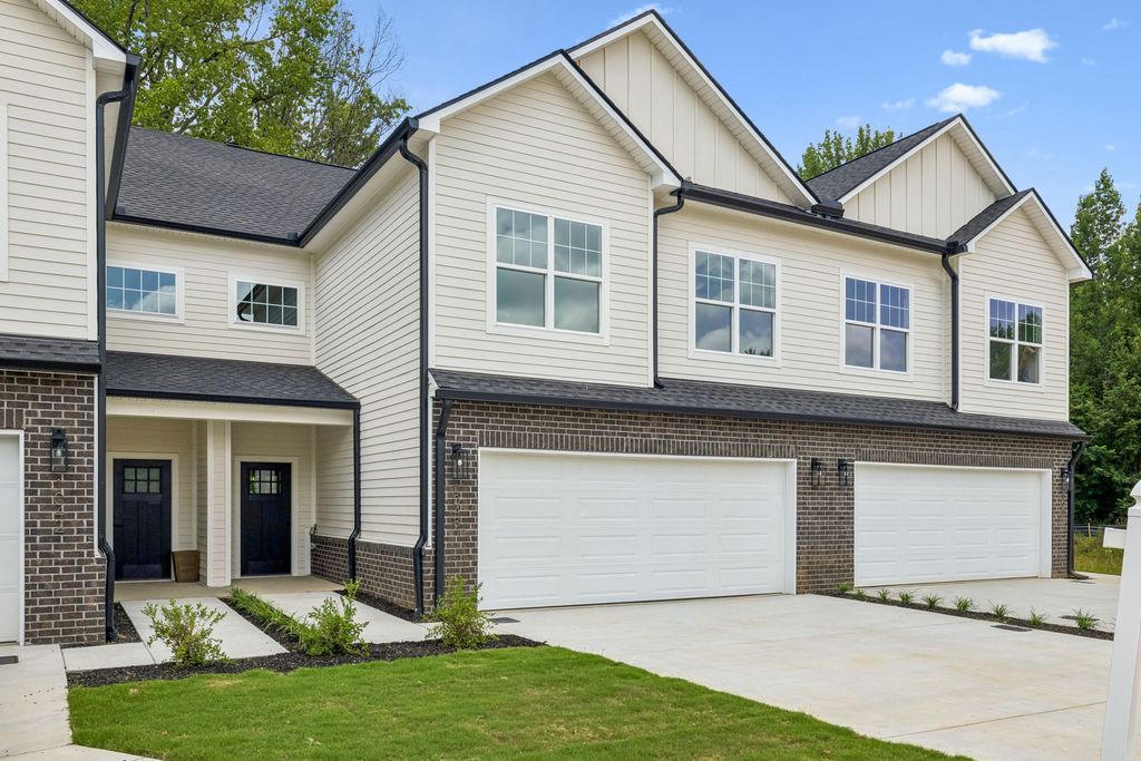 1064 Stagecoach Dr, White House, TN 37188