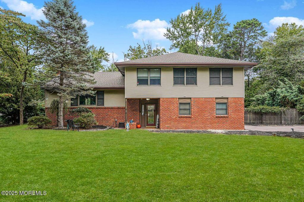 4 Spruce Way, Manalapan, NJ 07726