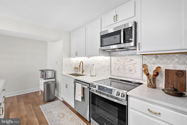 15064 BARLOW DR, Waterford, VA 20197