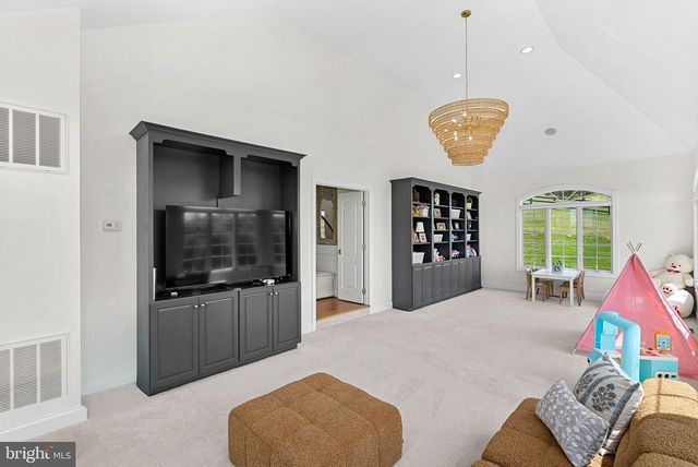 15064 BARLOW DR, Waterford, VA 20197