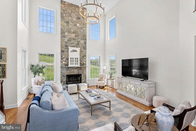 15064 BARLOW DR, Waterford, VA 20197