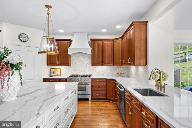 15064 BARLOW DR, Waterford, VA 20197