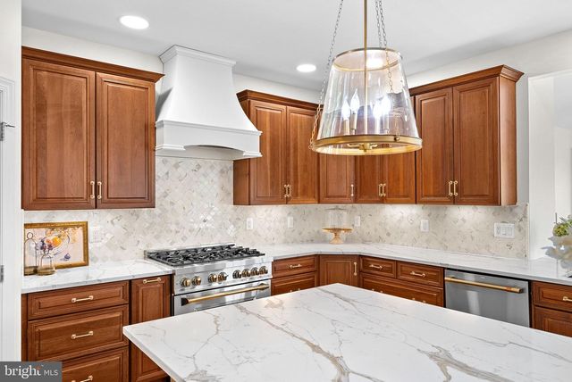 15064 BARLOW DR, Waterford, VA 20197