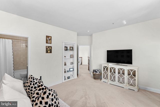 15064 BARLOW DR, Waterford, VA 20197