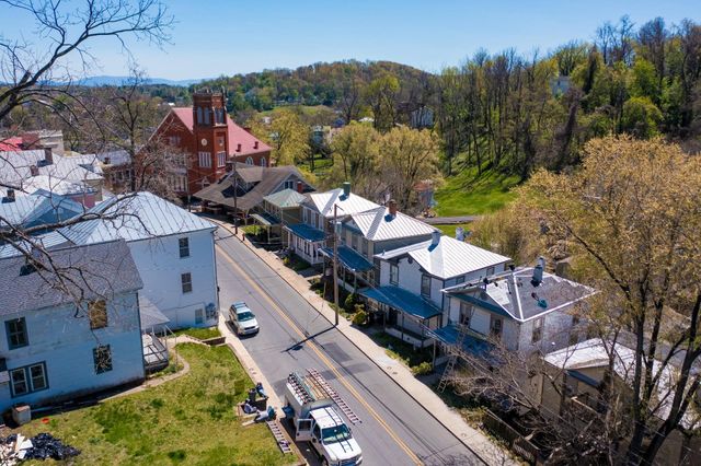 940 W BEVERLEY ST, Staunton, VA 24401