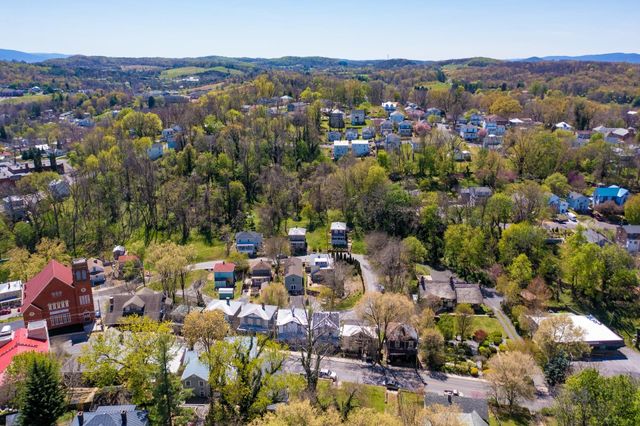 940 W BEVERLEY ST, Staunton, VA 24401
