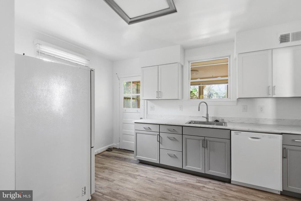 Image 10 of property listing at 305 W DIAMOND AVE, Gaithersburg, MD 20877
