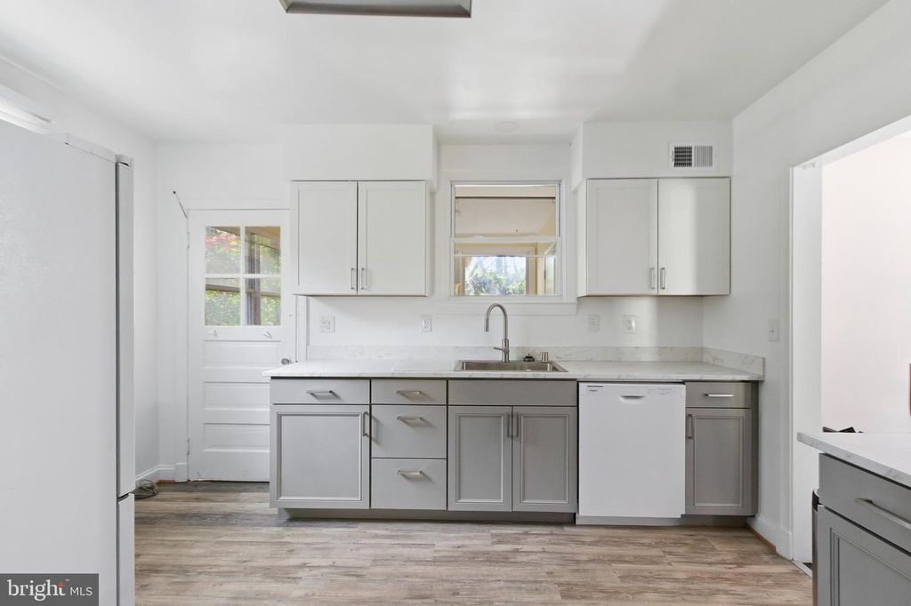 Image 11 of property listing at 305 W DIAMOND AVE, Gaithersburg, MD 20877