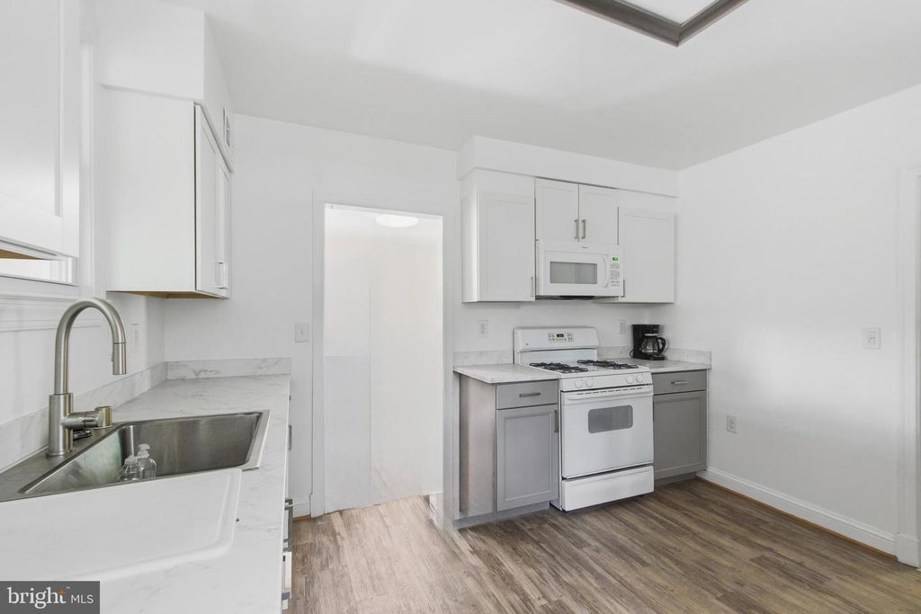 Image 13 of property listing at 305 W DIAMOND AVE, Gaithersburg, MD 20877