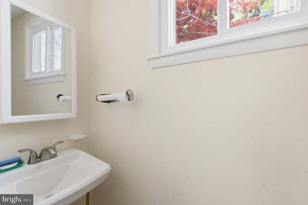 Image 15 of property listing at 305 W DIAMOND AVE, Gaithersburg, MD 20877