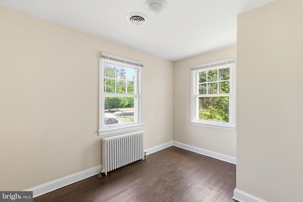 Image 16 of property listing at 305 W DIAMOND AVE, Gaithersburg, MD 20877