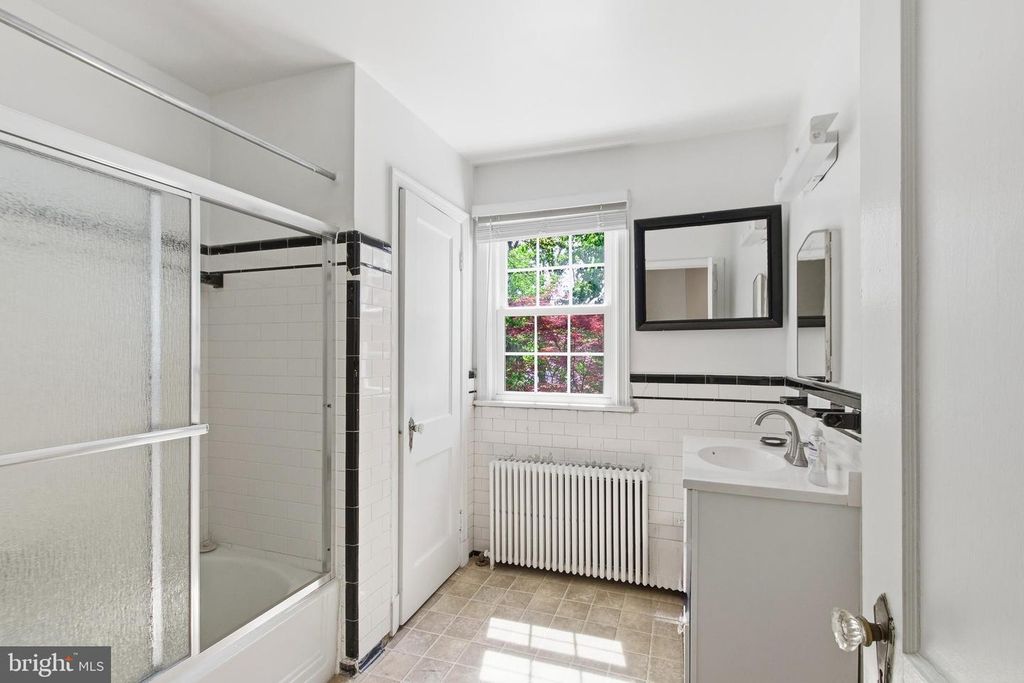 Image 22 of property listing at 305 W DIAMOND AVE, Gaithersburg, MD 20877