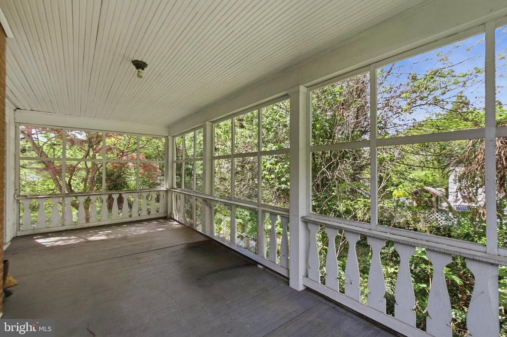 Image 26 of property listing at 305 W DIAMOND AVE, Gaithersburg, MD 20877