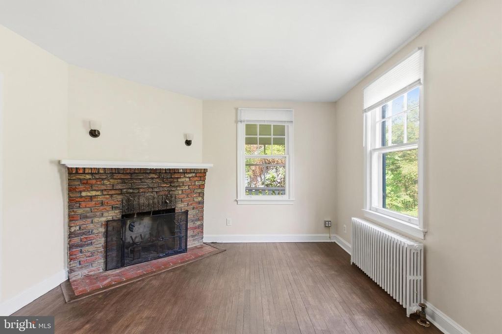 Image 5 of property listing at 305 W DIAMOND AVE, Gaithersburg, MD 20877