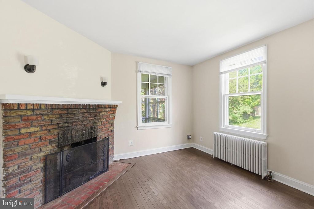 Image 6 of property listing at 305 W DIAMOND AVE, Gaithersburg, MD 20877