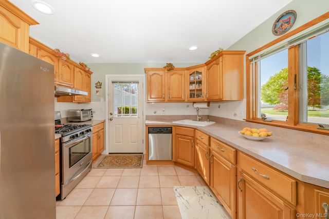 18 Byron Road, Commack, NY 11725