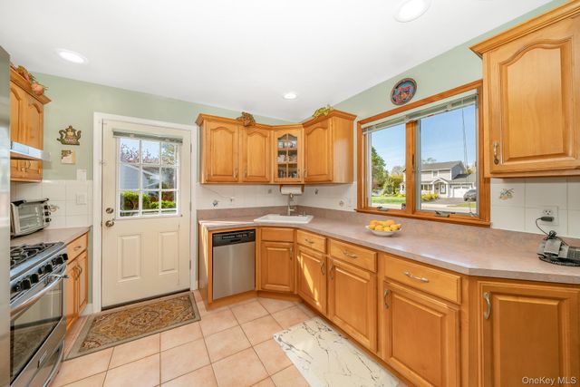 18 Byron Road, Commack, NY 11725