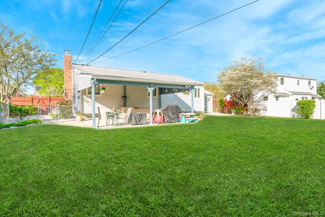 18 Byron Road, Commack, NY 11725