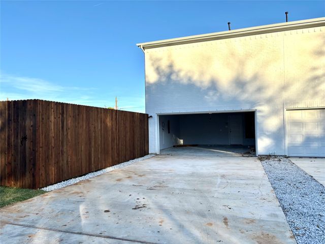 402 Sunset Lane, Fort Worth, TX 76114