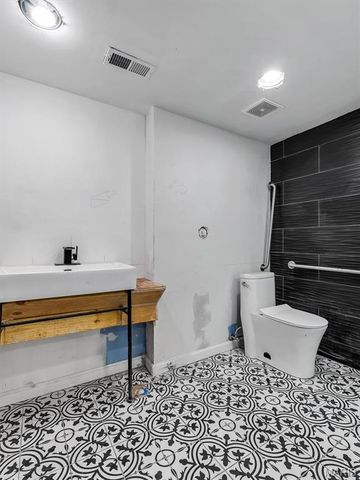 8808 Saint Charles Rock Road Road, St Louis, MO 63114