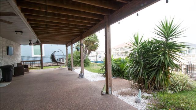 108 Tarpon Ct, Aransas Pass, TX 78336