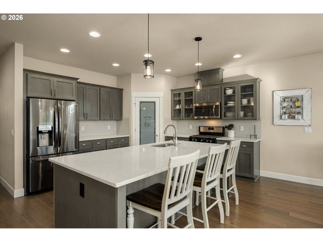 1054 VISTA OAKS Dr, Forest Grove, OR 97116