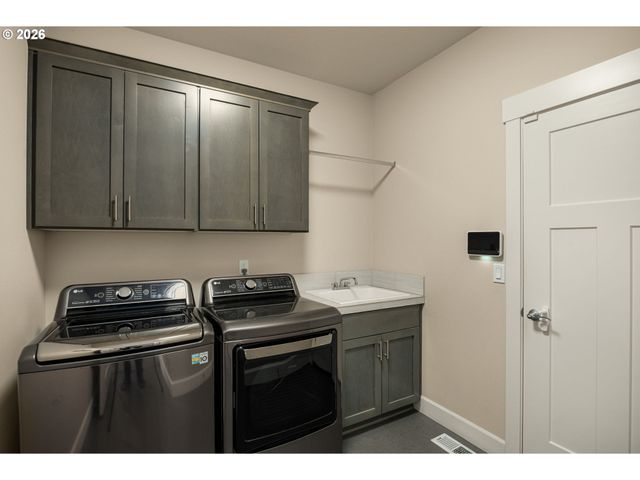 1054 VISTA OAKS Dr, Forest Grove, OR 97116