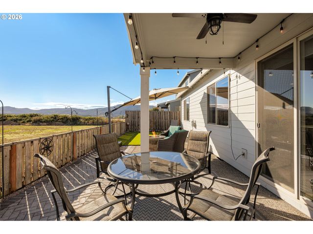 1054 VISTA OAKS Dr, Forest Grove, OR 97116