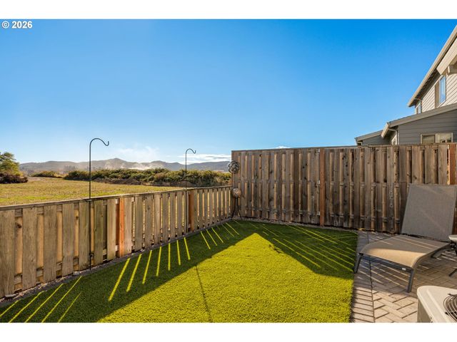 1054 VISTA OAKS Dr, Forest Grove, OR 97116
