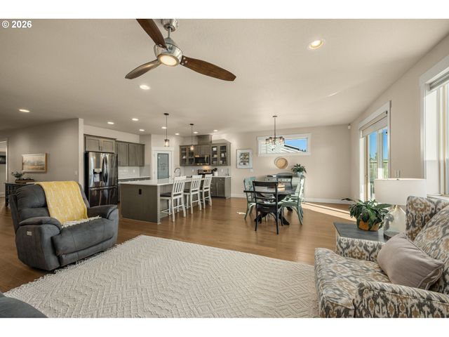 1054 VISTA OAKS Dr, Forest Grove, OR 97116